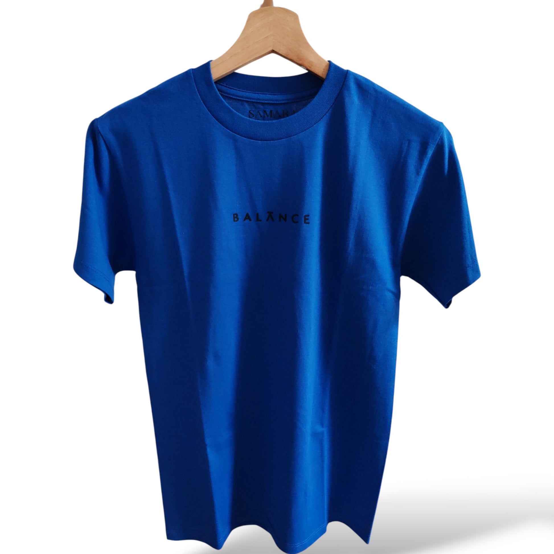 Playera azul de cuello redondo, diseño balance