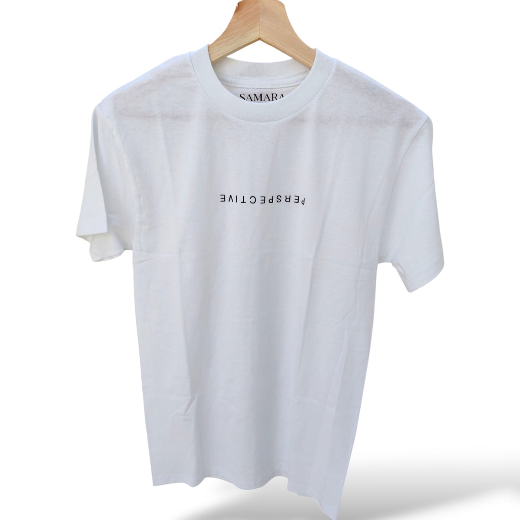 Playera blanca de cuello redondo, diseño perspective