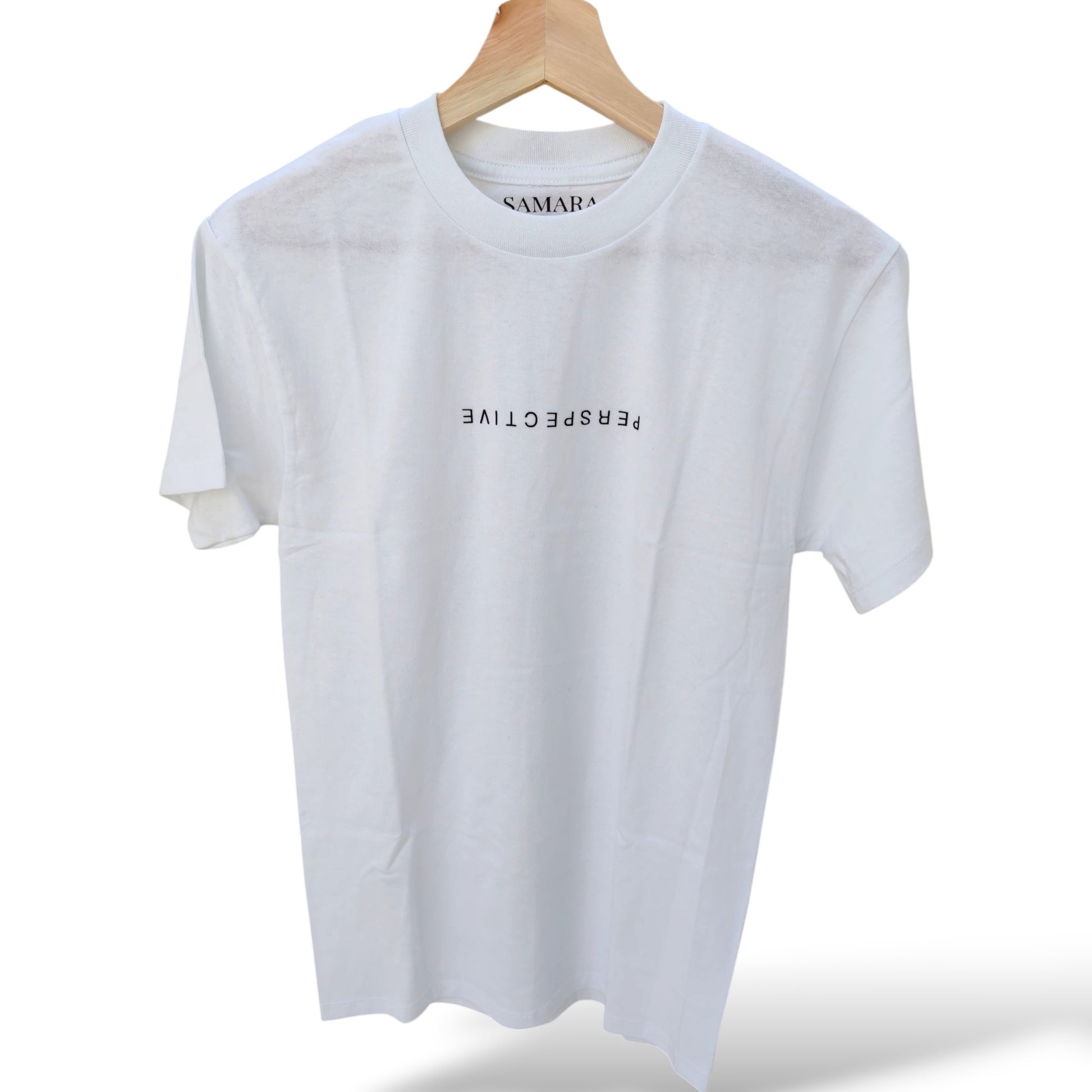 Playera blanca de cuello redondo, diseño perspective