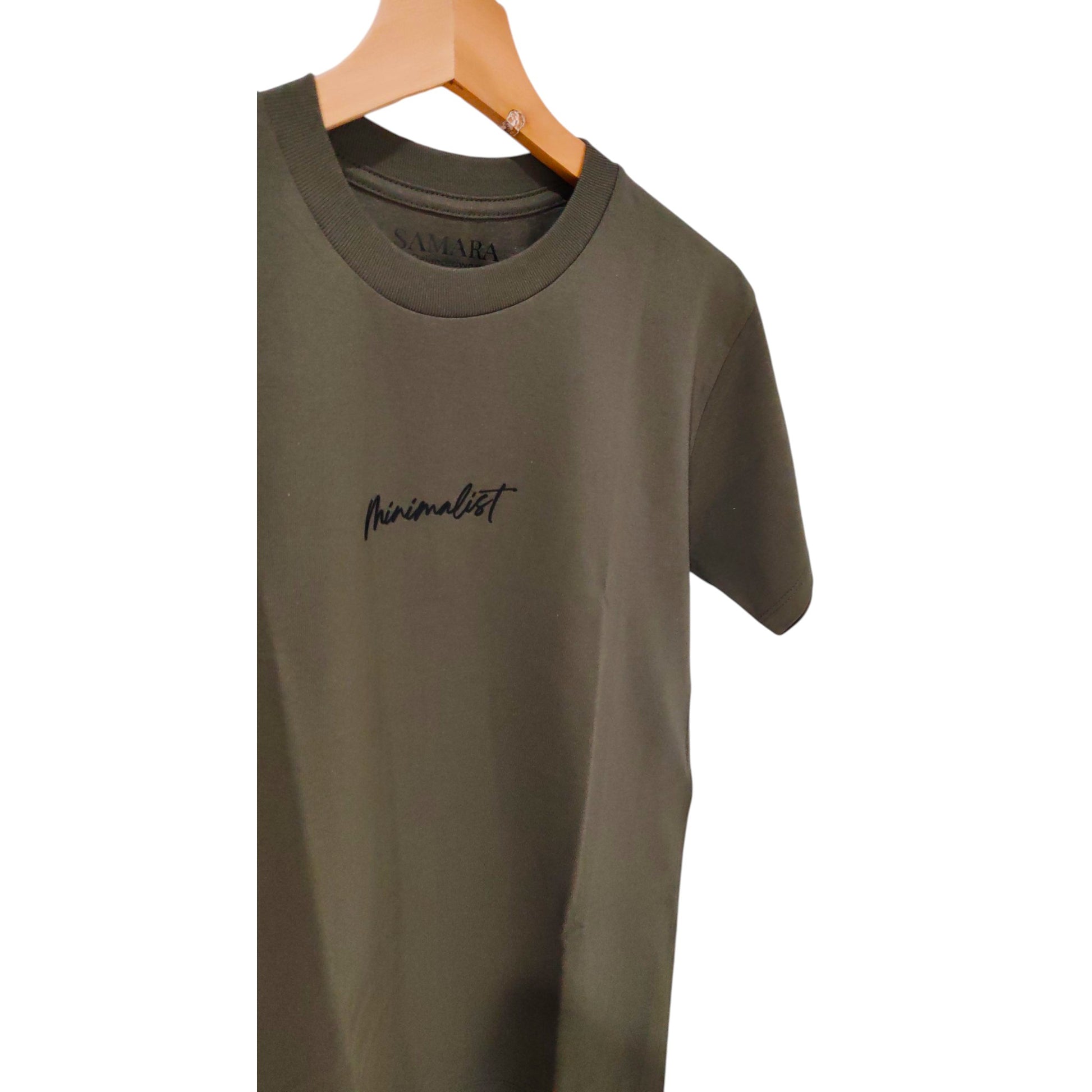 Playera verde olivo de cuello redondo, diseño minimalist