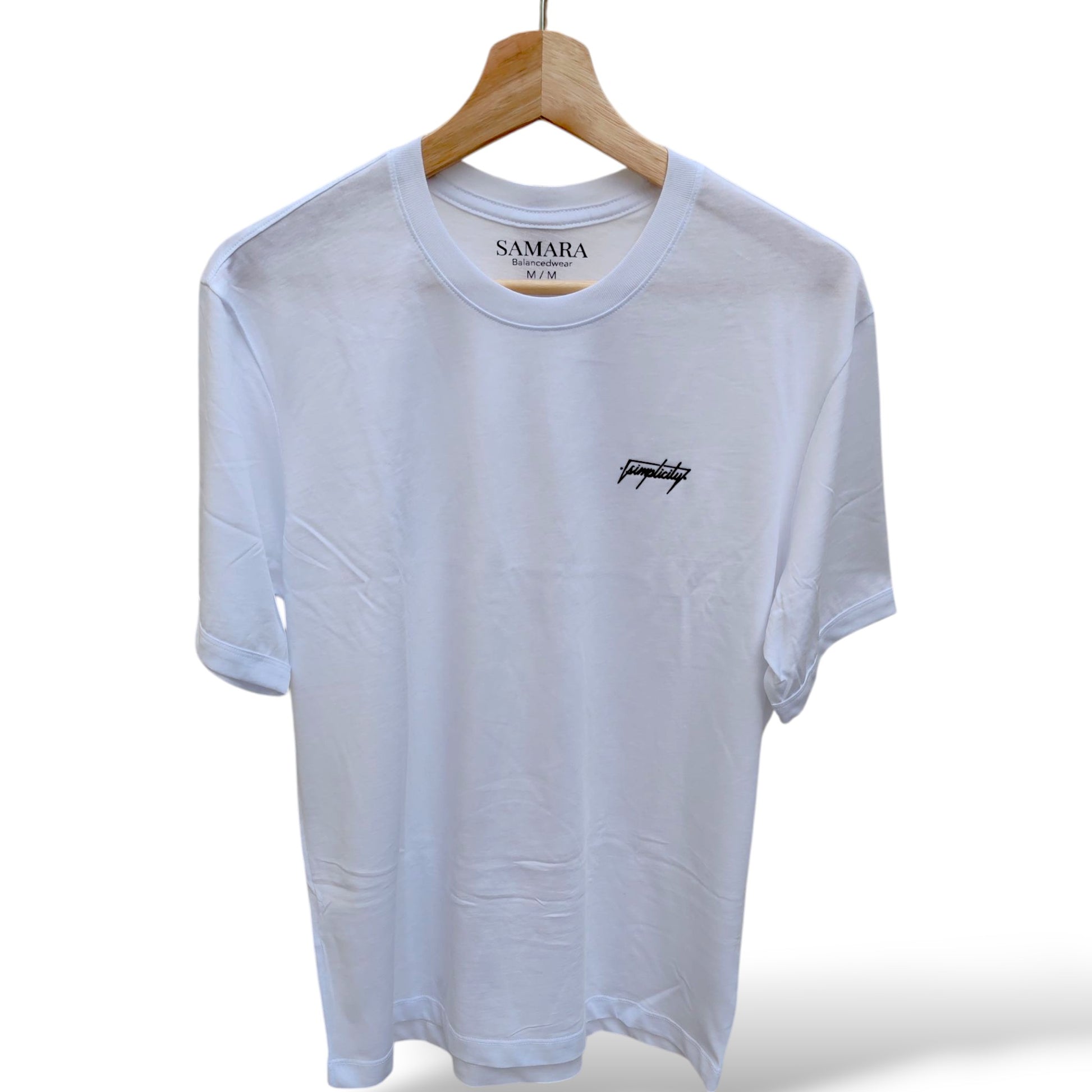 Playera blanca de cuello redondo, diseño simplicity