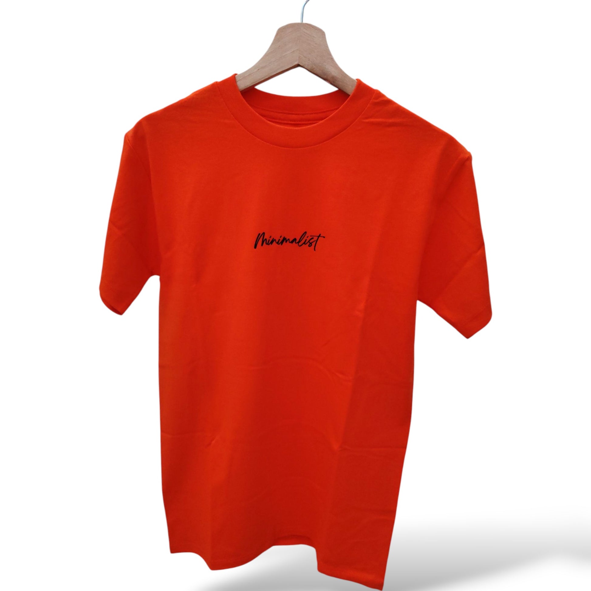 Playera naranja de cuello redondo, diseño minimalist