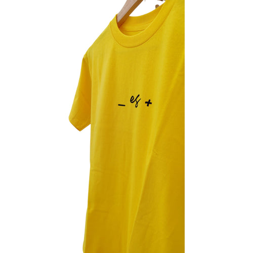 Playera amarilla de cuello redondo, diseño menos es más