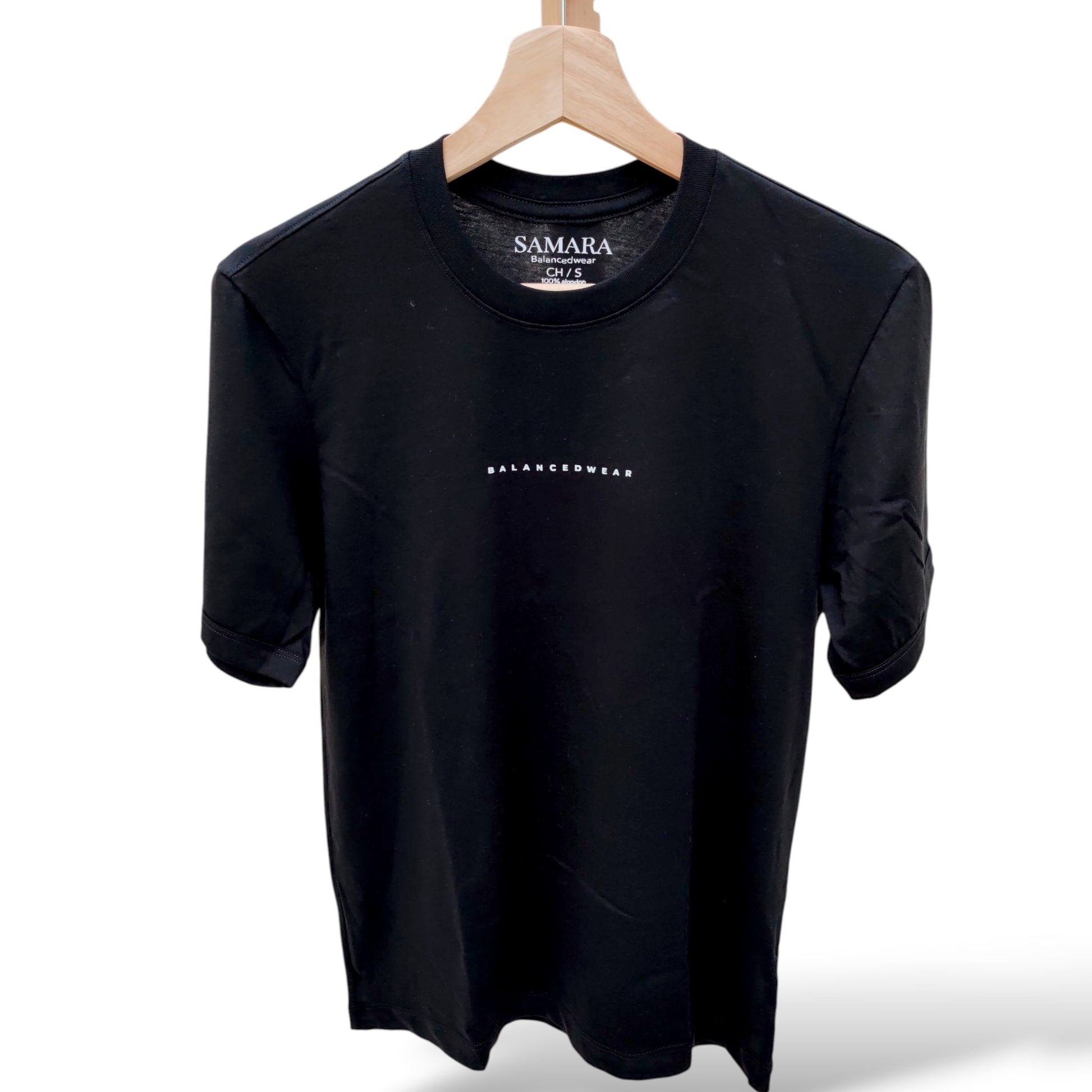 Playera negra de cuello redondo, diseño balancedwear