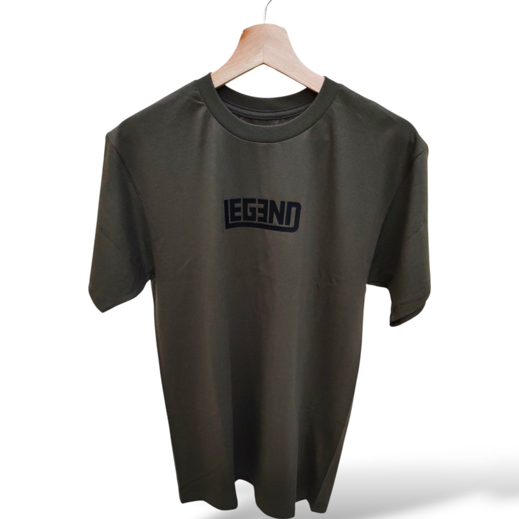 Playera verde olivo de cuello redondo, diseño legend