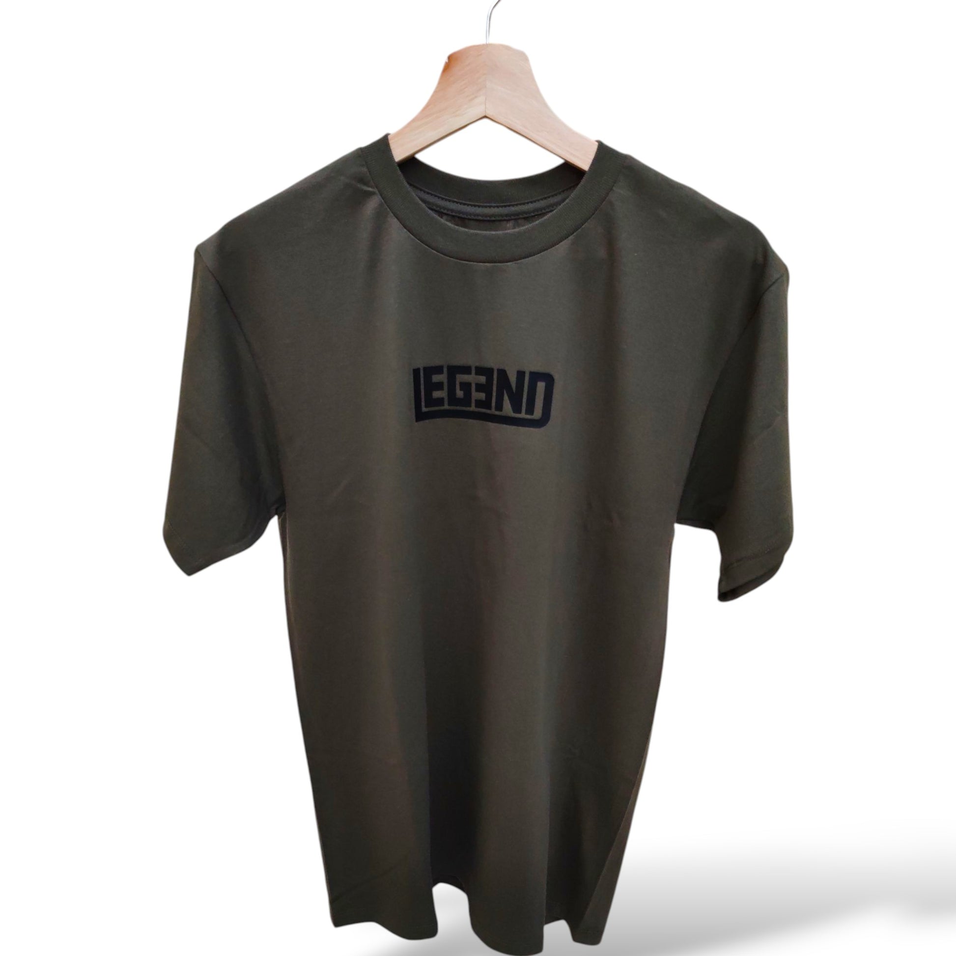 Playera verde olivo de cuello redondo, diseño legend