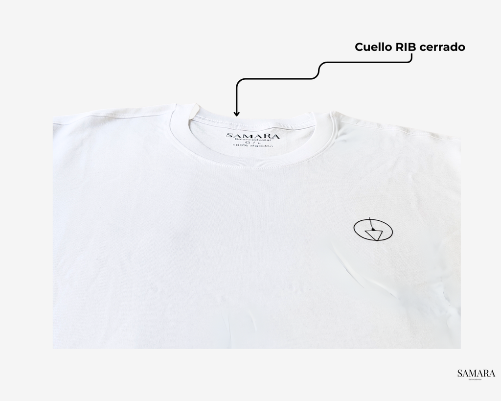 Playera blanca de cuello redondo, logo samara