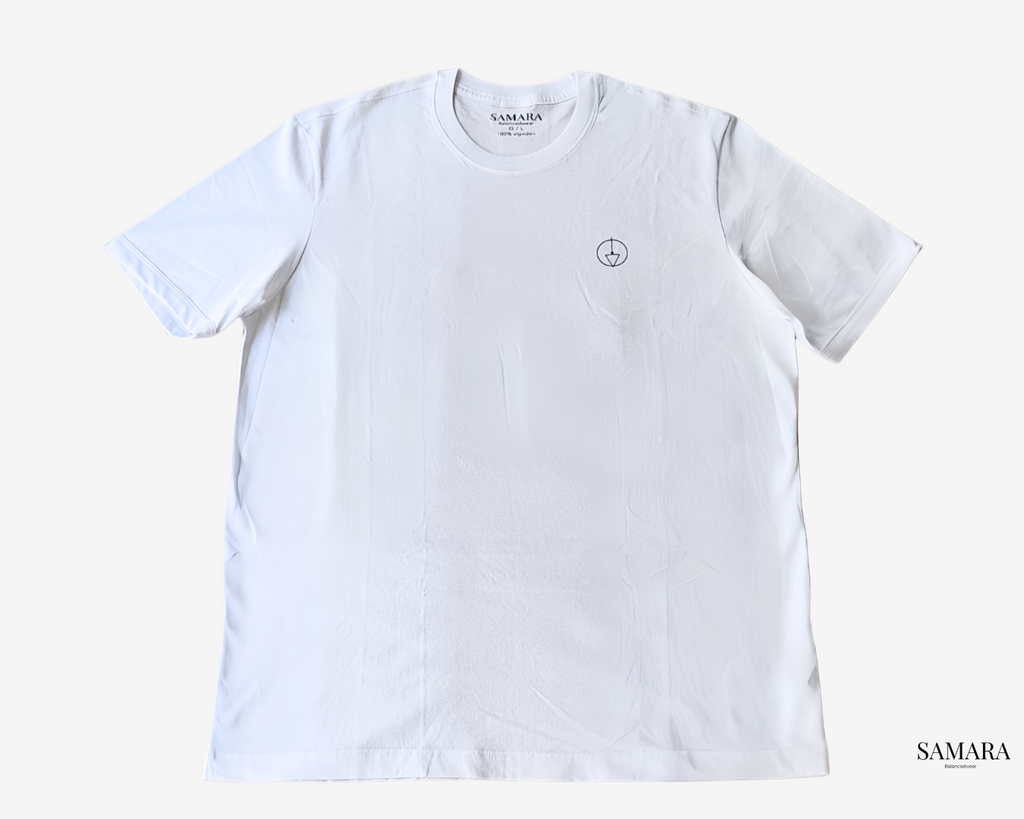 Playera blanca de cuello redondo, logo samara